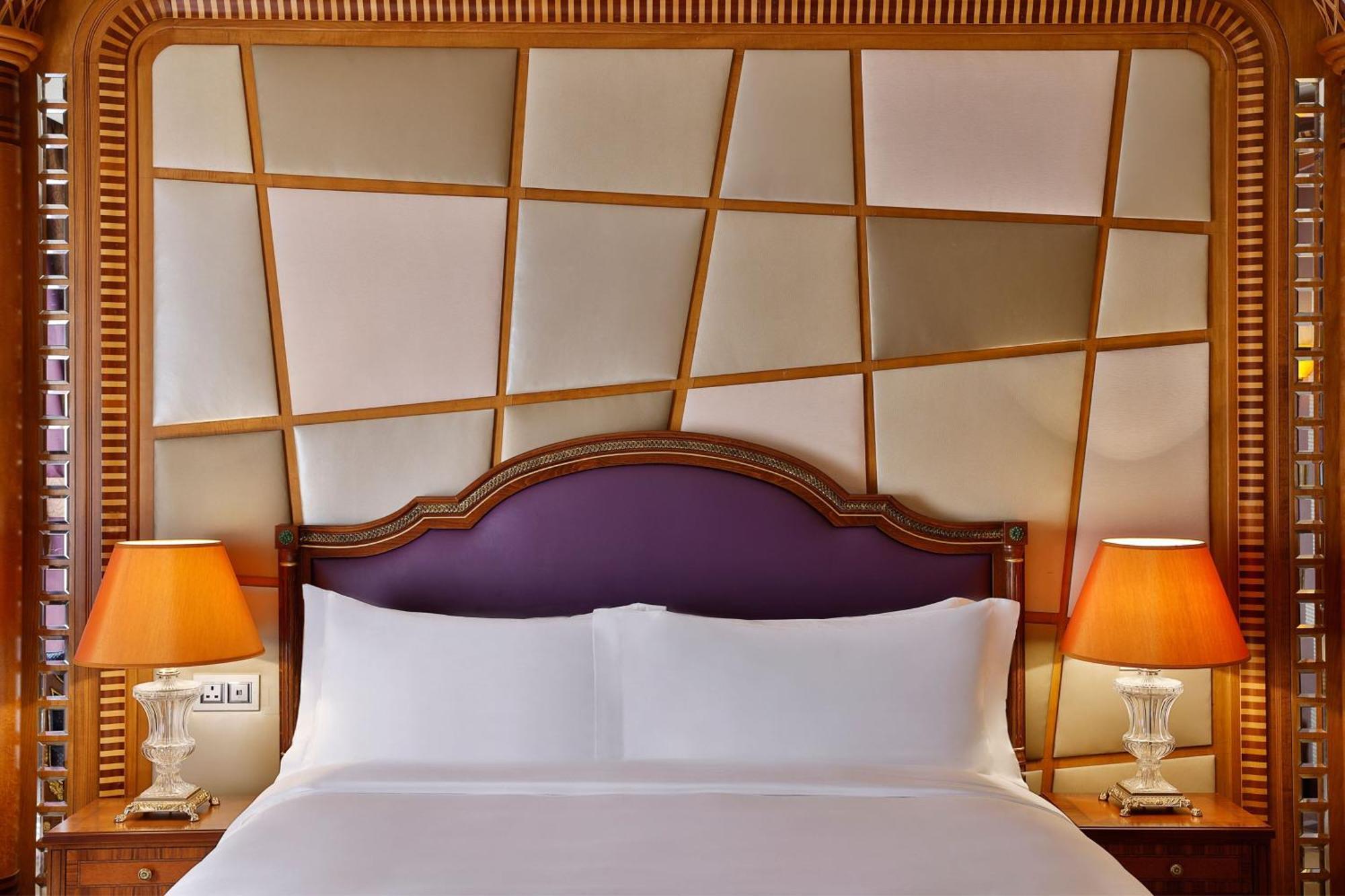เดอะ ริตซ์-คาร์ลตัน เจดดาห์ Hotel ภายนอก รูปภาพ A bed with a headboard