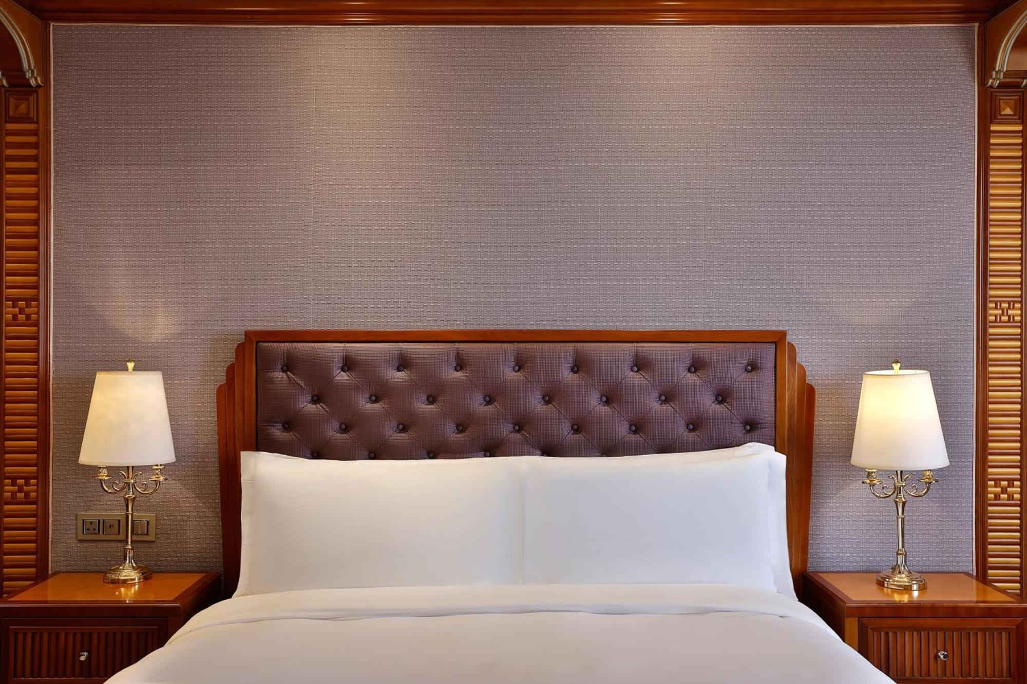 เดอะ ริตซ์-คาร์ลตัน เจดดาห์ Hotel ภายนอก รูปภาพ A bed with a headboard