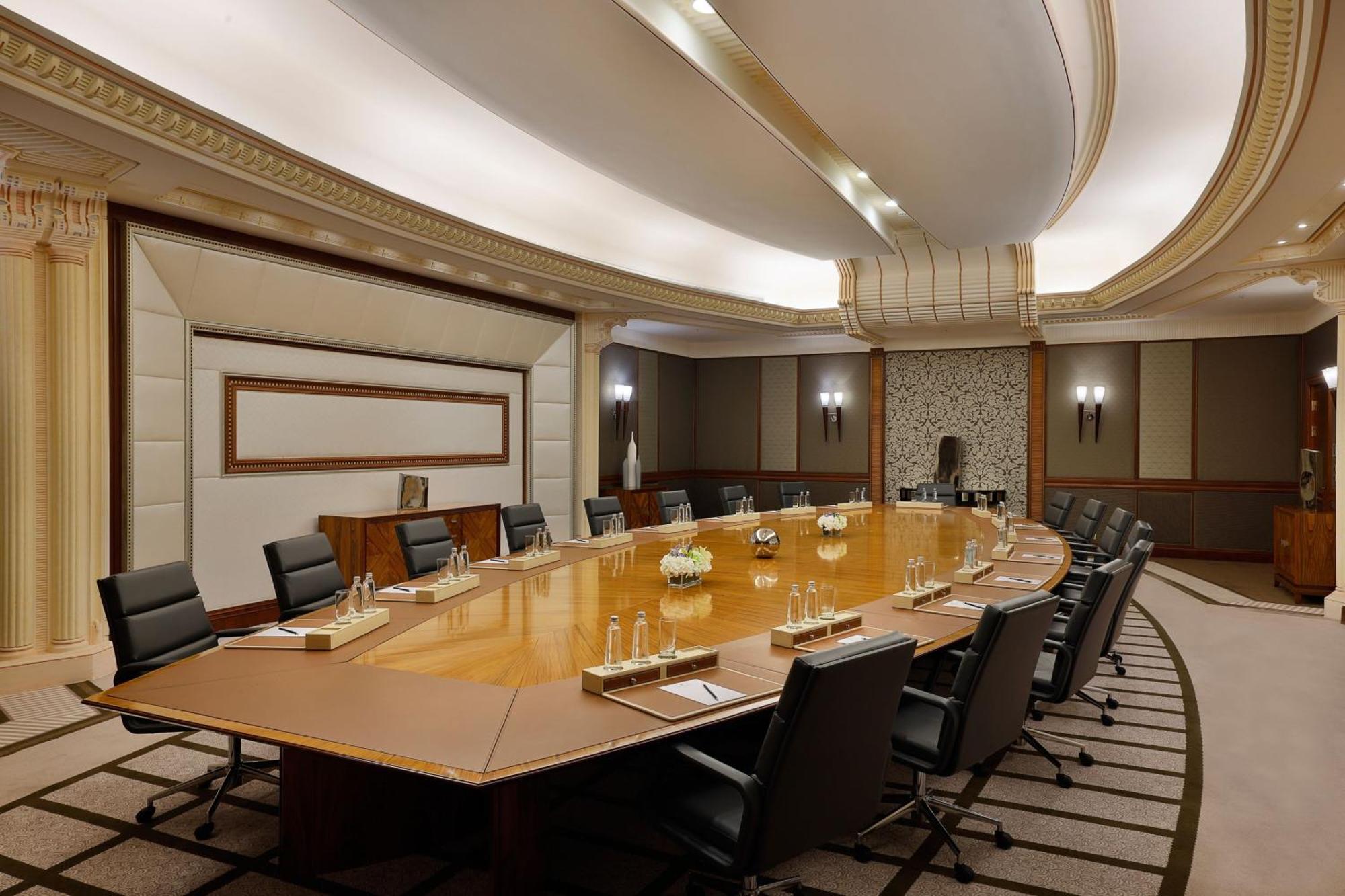 เดอะ ริตซ์-คาร์ลตัน เจดดาห์ Hotel ภายนอก รูปภาพ The boardroom of the InterContinental Hotel, London, where the first meeting of the G7 was held