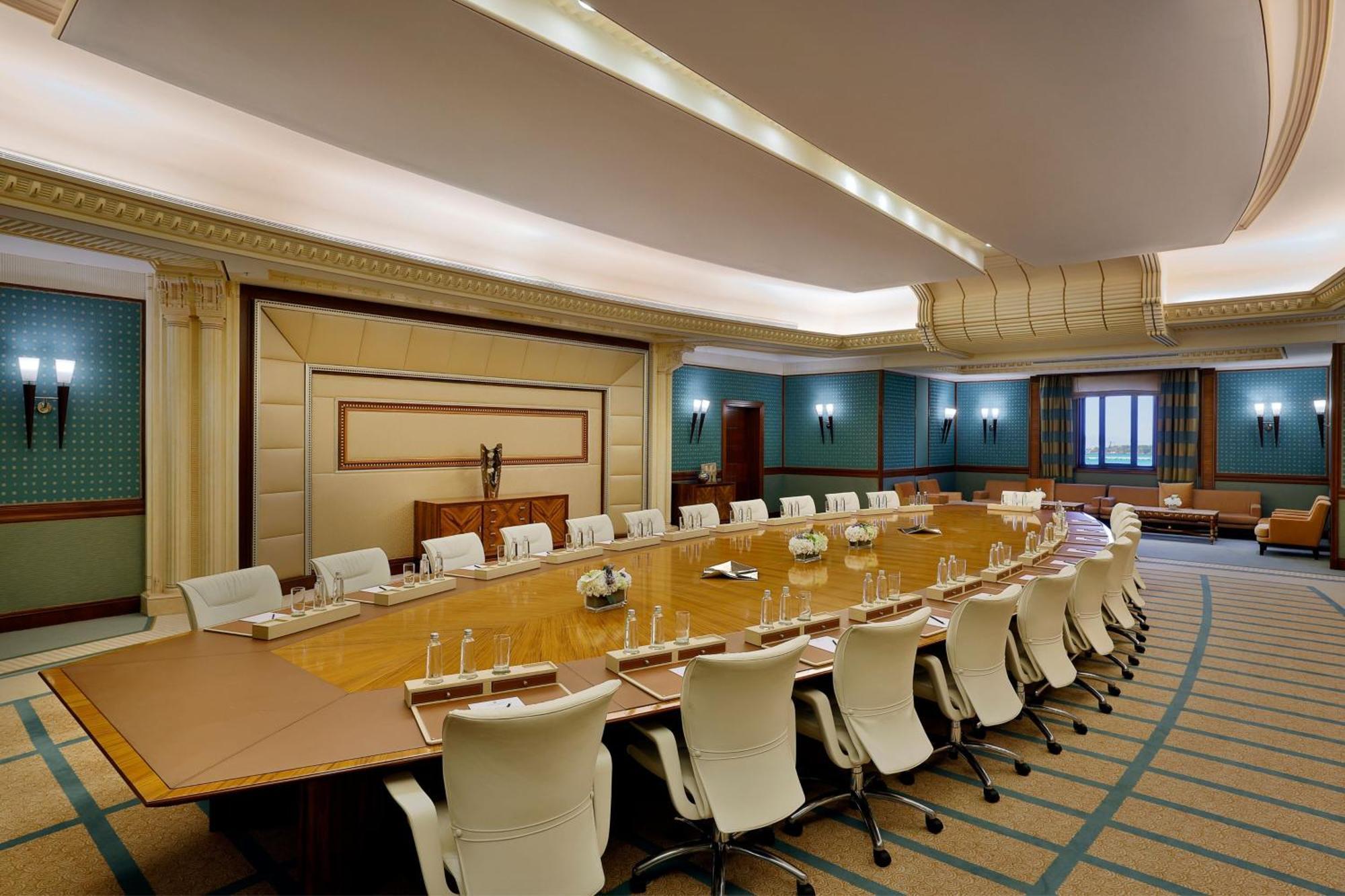 เดอะ ริตซ์-คาร์ลตัน เจดดาห์ Hotel ภายนอก รูปภาพ The meeting room of the Executive Council