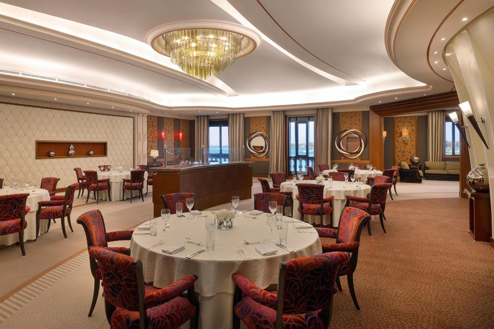 เดอะ ริตซ์-คาร์ลตัน เจดดาห์ Hotel ภายนอก รูปภาพ The Club Lounge at the airport
