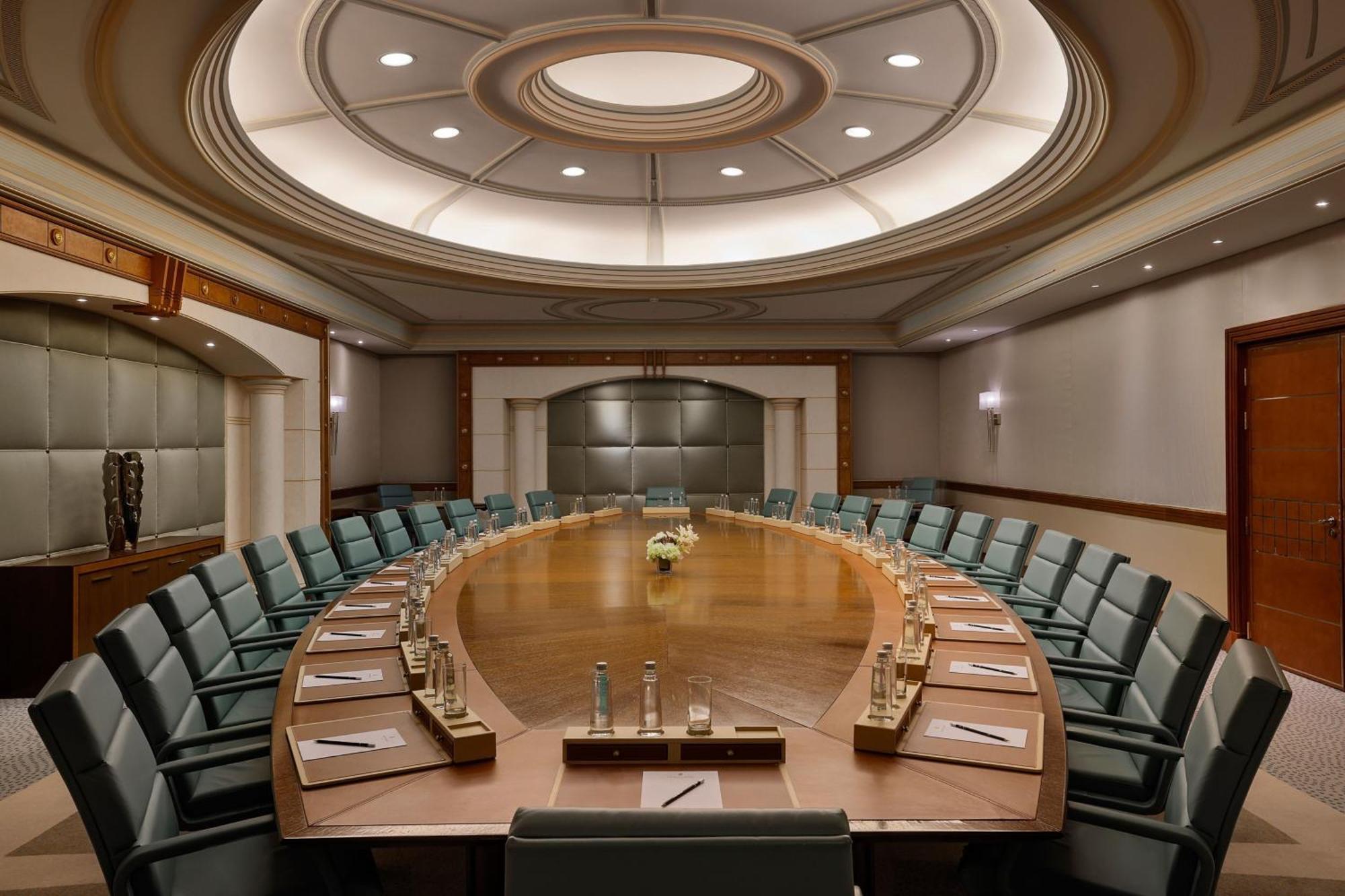 เดอะ ริตซ์-คาร์ลตัน เจดดาห์ Hotel ภายนอก รูปภาพ The meeting room of the Executive Board