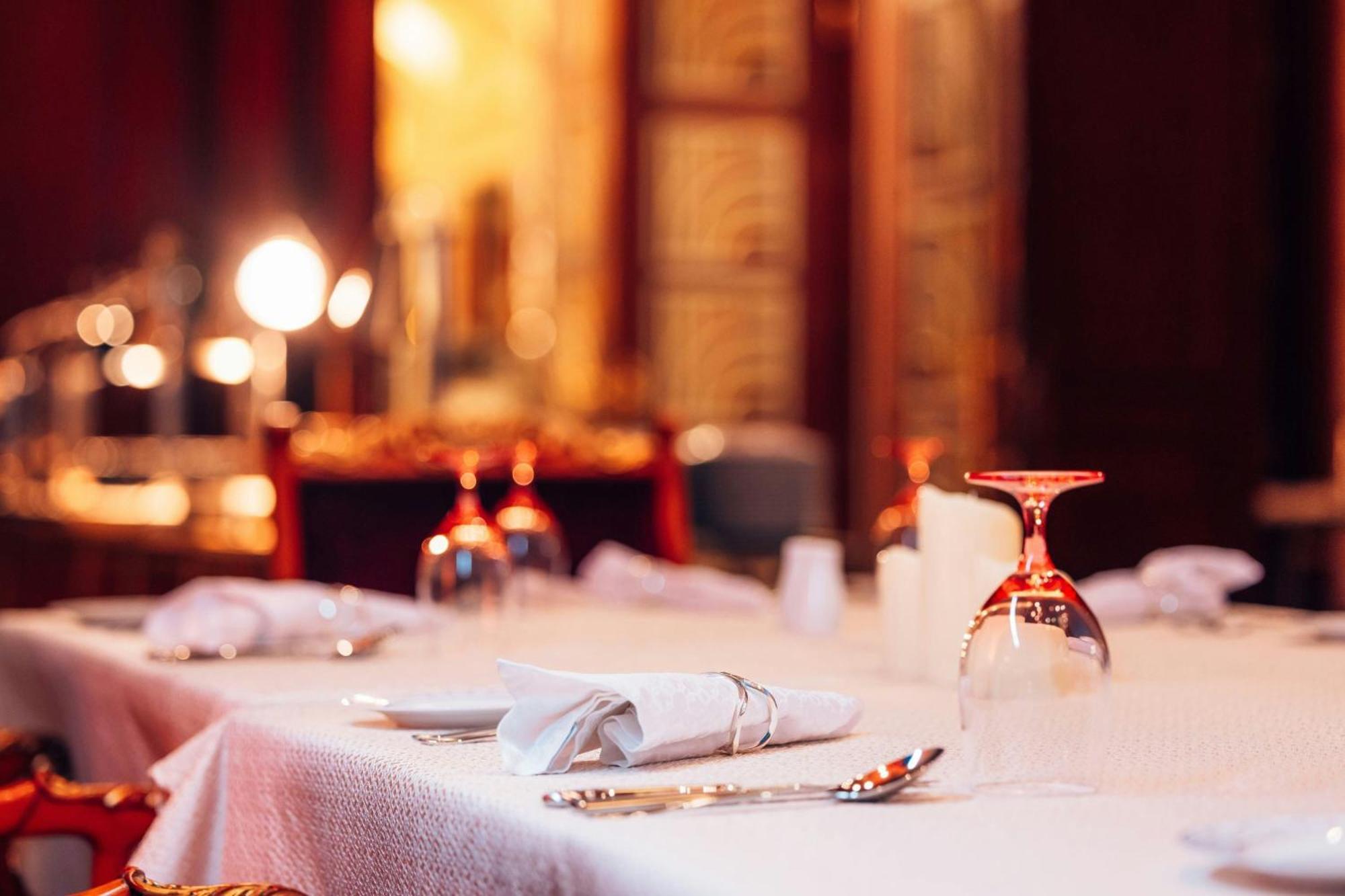เดอะ ริตซ์-คาร์ลตัน เจดดาห์ Hotel ภายนอก รูปภาพ A restaurant table set for fine dining