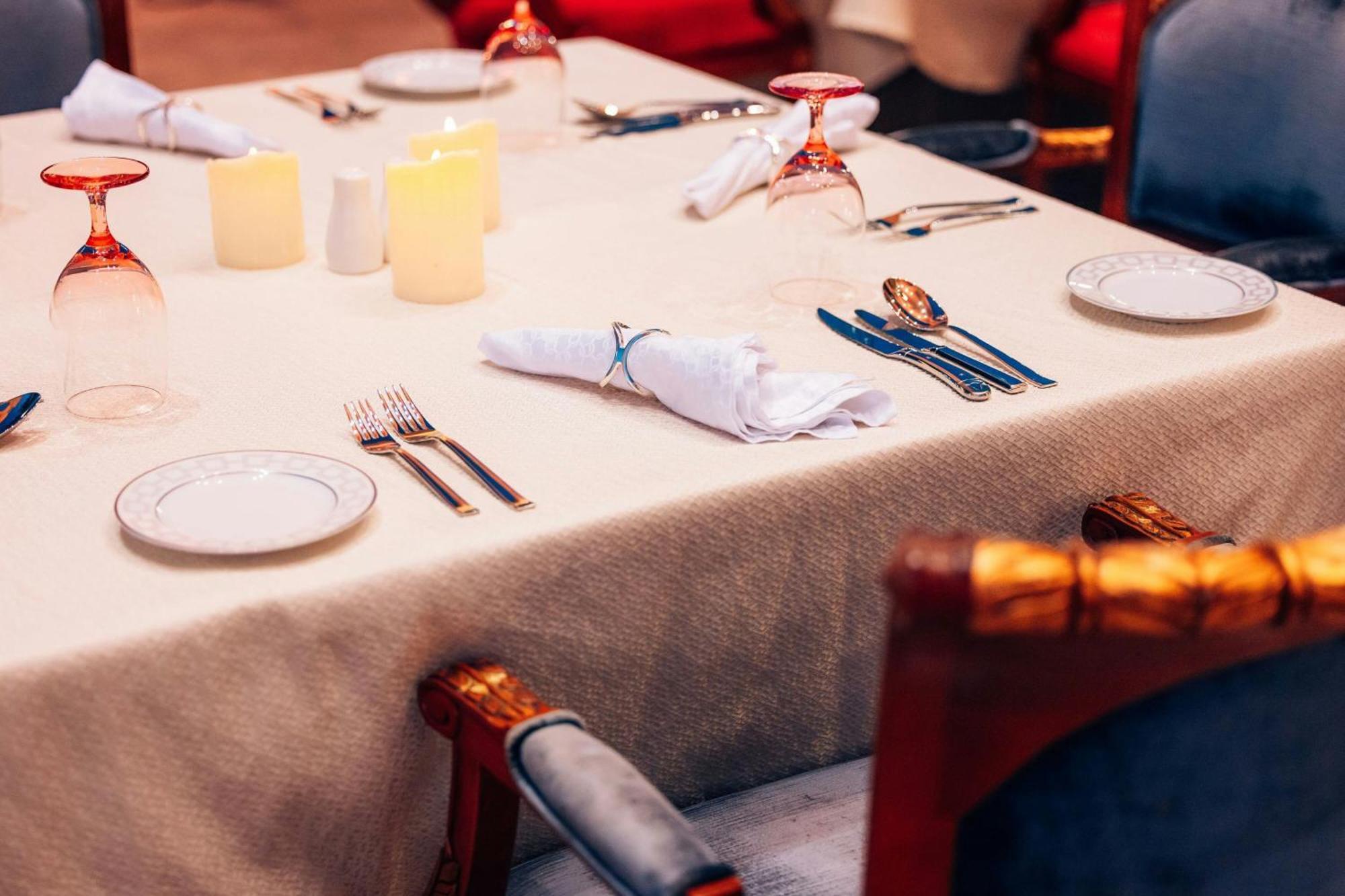 เดอะ ริตซ์-คาร์ลตัน เจดดาห์ Hotel ภายนอก รูปภาพ A Christmas table with crackers