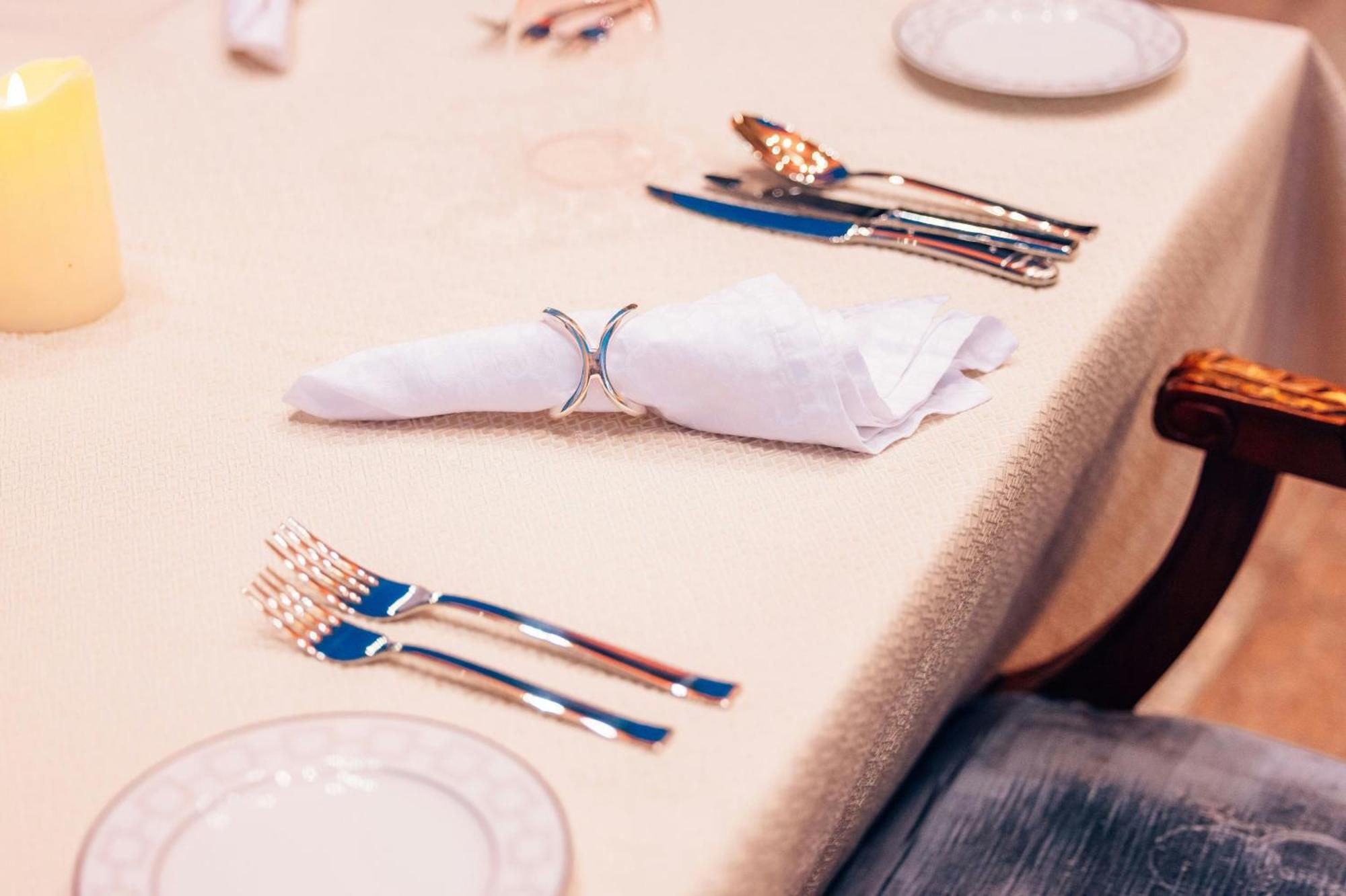 เดอะ ริตซ์-คาร์ลตัน เจดดาห์ Hotel ภายนอก รูปภาพ A table set for fine dining